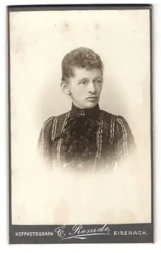 Fotografie C. Remde, Eisenach, Portrait Frau mit zusammengebundenem Haar