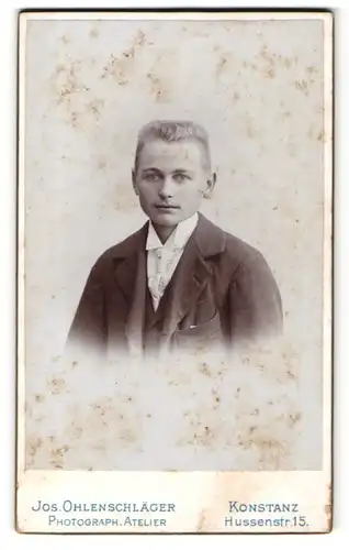 Fotografie Jos. Ohlenschläger, Konstanz, Portrait halbwüchsiger Knabe mit Bürstenhaarschnitt