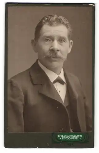 Fotografie Emil Winzer, Potschappel, Portrait Herr mit Oberlippenbart