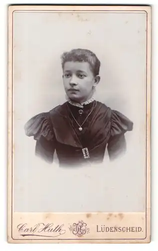 Fotografie Carl Huth, Lüdenscheid, Portrait Mädchen in festlichem Kleid