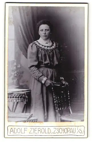Fotografie Adolf Zierold, Zschopau i/S, Portrait Frau in zeitgenöss. Garderobe