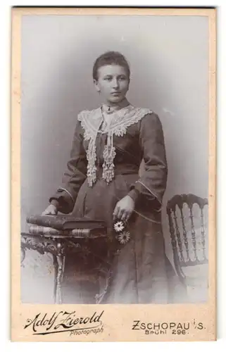 Fotografie Adolf Zierold, Zschopau i/S, Portrait junge Frau in zeitgenöss. Garderobe