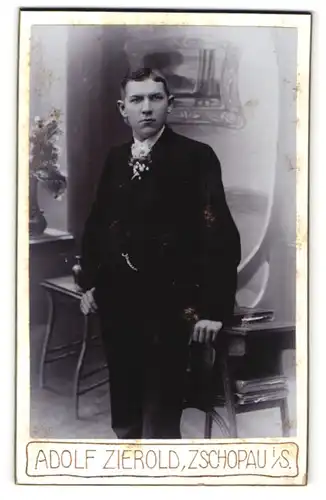 Fotografie Adolf Zierold, Zschopau i/S, Portrait junger Mann in Anzug