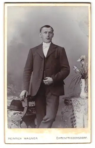 Fotografie Heinrich Wagner, Ehrenfriedersdorf, Portrait junger Mann in Anzug