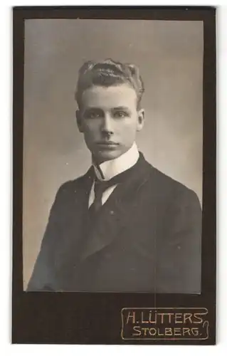 Fotografie H. Lütters, Stolberg, Portrait junger Herr mit zeitgenöss. Frisur