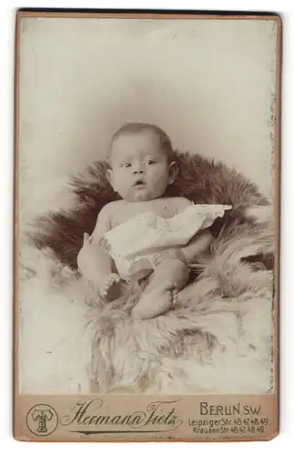 Fotografie Hermann Tietz, Berlin-SW, Portrait Säugling in Leibchen