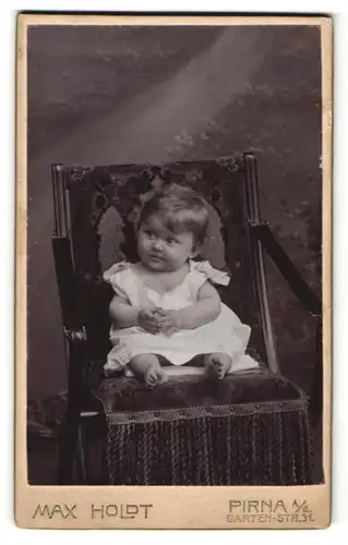 Fotografie Max Holdt, Pirna a/E, Portrait Kleinkind auf Sitzmöbel