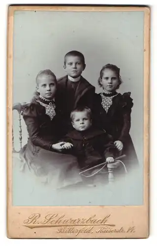 Fotografie R. Schwarzbach, Bitterfeld, zwei zuckersüsse kleine Mädchen & zwei freche Buben in toller Kleidung