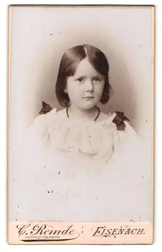 Fotografie C. Remde, Eisenach, Portrait kleines Mädchen mit dunklem Haar