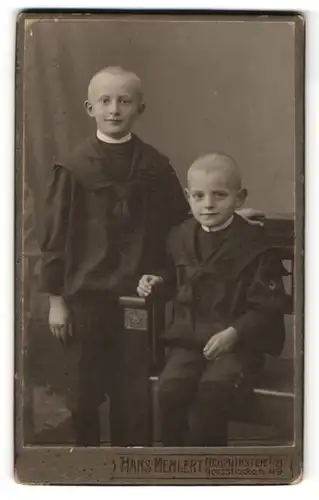 Fotografie Hans Mehlert, Neumünster i/H, Portrait zwei Knaben mit rasierten Schädeln