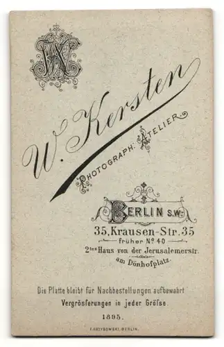 Fotografie Wilhelm Kersten, Berlin, Portrait Bub in zeitgenöss. Kleidung