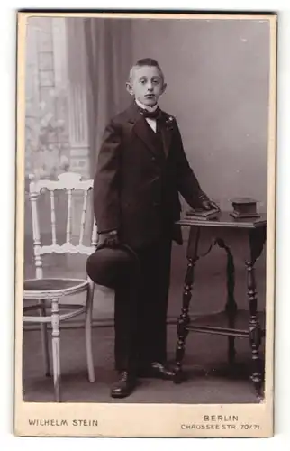 Fotografie Wilhelm Stein, Berlin, Portrait Knabe in festlicher Garderobe