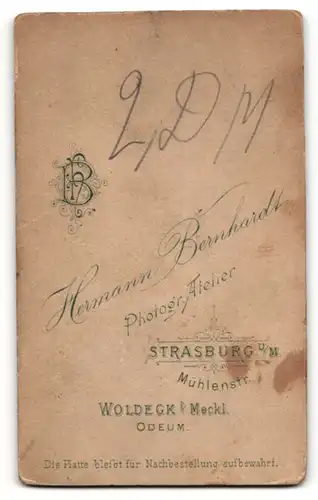 Fotografie H. Bernhardt, Strasburg U/M, Portrait Woldegk i/Meckl., Portrait kleines Mädchen mit Holzreifen