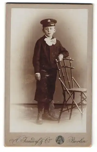 Fotografie A. Jandorf & Co., Berlin, Portrait Junge in festlicher Garderobe