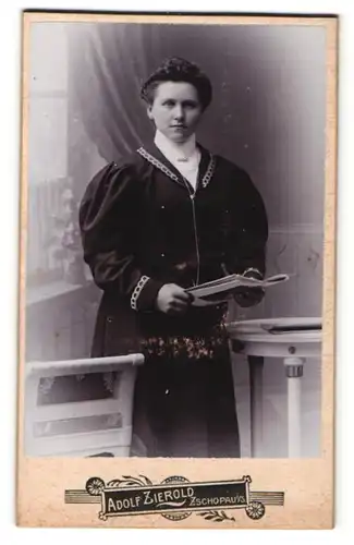 Fotografie Adolf Zierold, Zschopau i/S, Portrait junge Frau in zeitgenöss. Kleidung