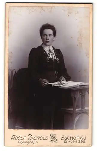 Fotografie Adolf Zierold, Zschopau, Portrait junge Frau mit zusammengebundenem Haar
