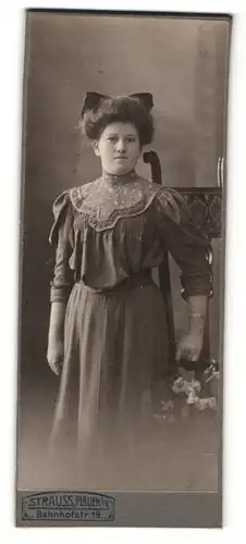 Fotografie Strauss, Plauen i/V, Portrait Fräulein mit Haarschleife