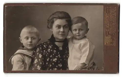 Fotografie E. Kunert, Berlin-Weissensee, Portrait Mutter mit zwei Kindern