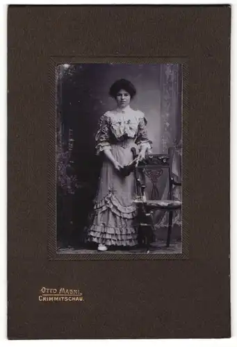Fotografie Otto Magni, Crimmitschau, Portrait junge Frau in festlichem Kleid