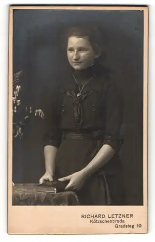 Fotografie Richard Letzner, Kötzschenbroda, charmantes Fräulein mit Buch und Halskette in elegant besticktem Kleid