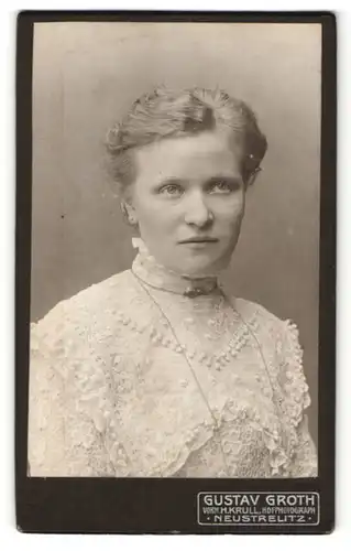 Fotografie Gustav Groth, Neustrelitz, Portrait blonde junge Schönheit mit Brosche in elegant bestickter Bluse