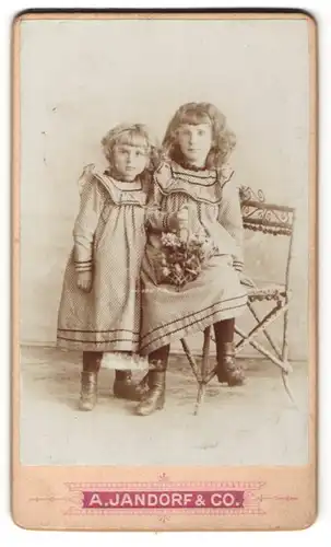 Fotografie A. Jandorf & Co., Berlin, Portrait zwei kleine Schwestern in identischen Kleidern