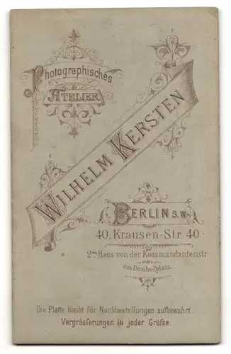 Fotografie Wilhelm Kersten, Berlin, Portrait junger Herr in Anzug