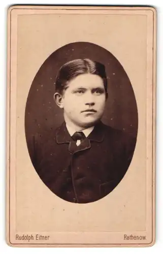 Fotografie Rudolph Eitner, Berlin-Rathenow, Portrait Knabe mit zurückgekämmtem Haar