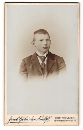 Fotografie Jacob Gebrüder Nachfl., Charlottenburg, Portrait Knabe in Anzug