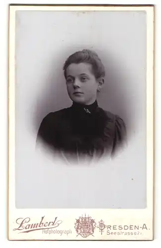Fotografie Lambert, Dresden-A, Portrait Fräulein mit zusammengebundenem Haar