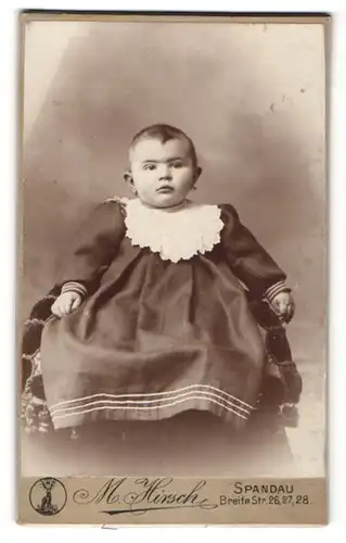 Fotografie M. Hirsch, Berlin-Spandau, Portrait Säugling in Kleidchen