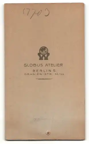 Fotografie Globus Atelier, Berlin-S, Portrait Herr mit Oberlippenbart