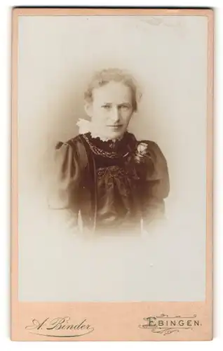 Fotografie A. Binder, Ebingen, Portrait Frau mit zusammengebundenem Haar