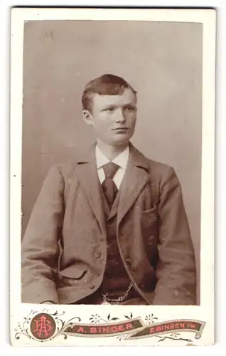 Fotografie A. Binder, Ebingen i/W, Portrait halbwüchsiger Knabe in Anzug