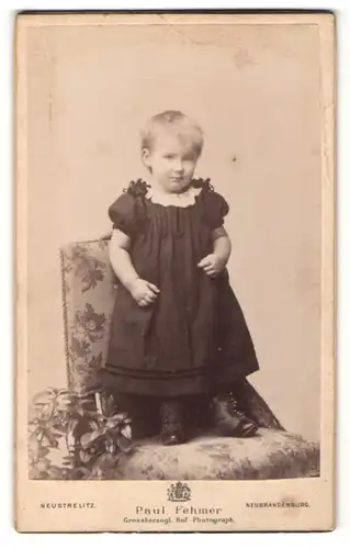 Fotografie Paul Fehmer, Neustrelitz & Neubrandenburg, Portrait kleines Mädchen in Kleidchen