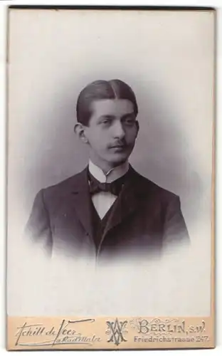 Fotografie Achill de Veer, Berlin-SW, Portrait Herr mit Mittelscheitel