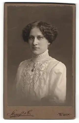 Fotografie Strauss & Co., Wien, Portrait junge Dame mit Hochsteckfrisur
