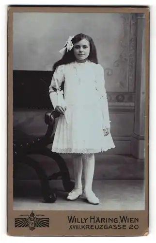 Fotografie Willy Häring, Wien, Portrait Mädchen in weissem Kleid mit Haarschleife