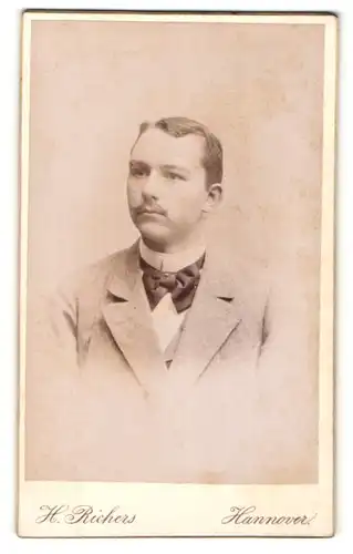 Fotografie H. Richers, Hannover, Portrait junger Herr in Anzug
