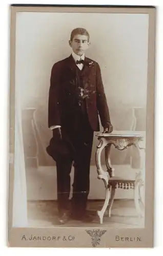 Fotografie A. Jandorf & Co., Berlin, Portrait halbwüchsiger Knabe in feierlicher Garderobe