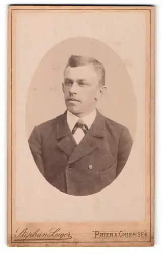 Fotografie Stephan Luger, Prien a. Chiemsee, Portrait junger Mann mit zeitgenöss. Frisur