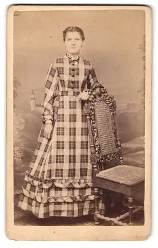 Fotografie Max Lederle, Dürkheim, Portrait junge Dame in kariertem Kleid