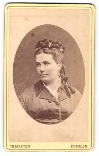 Fotografie Th. Kirsten, Dresden, Portrait junge Frau mit geflochtenem Haar