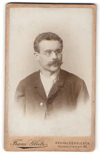 Fotografie Franz Gleitz, Neuhaldensleben, Portrait junger Herr mit Brille