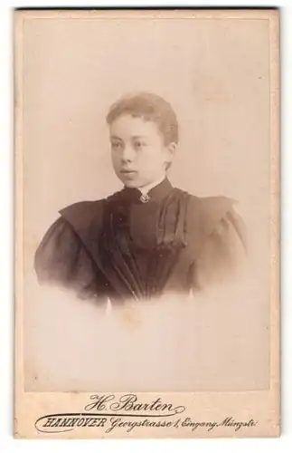 Fotografie H. Barten, Hannover, Portrait Fräulein mit zurückgebundenem Haar