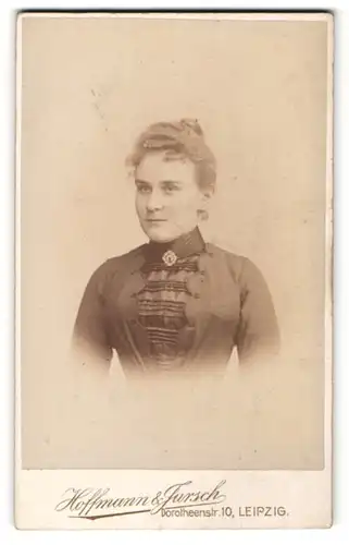 Fotografie Hoffmann & Jursch, Leipzig, Portrait junge Frau mit zusammengebundenem Haar