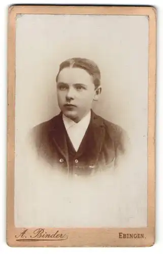 Fotografie A. Binder, Ebingen, Portrait Knabe mit Mittelscheitel