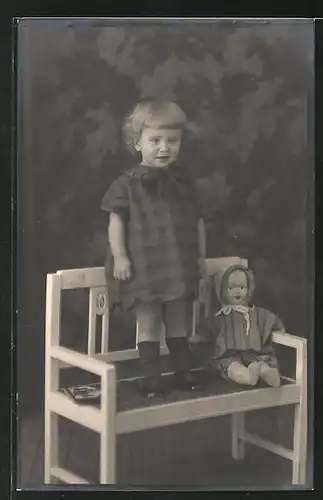 Foto-AK Kleinkind mit Puppe auf einer Bank