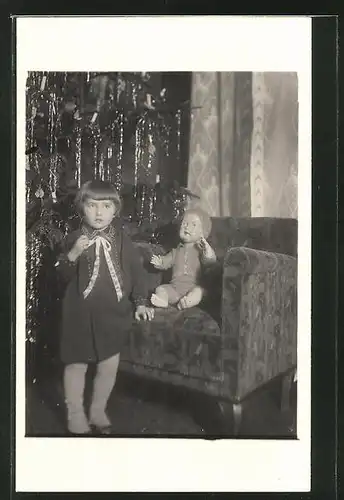 AK Mädchen mit Puppe vor einem Tannenbaum
