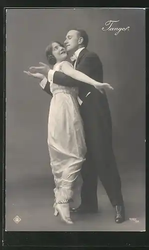 AK Paar tanzt innig Tango